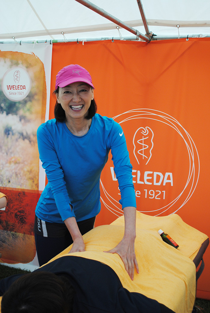 スポーツアロマトレーナー 神崎貴子 ヴェレダ アルニカマッサージオイルでのマッサージ